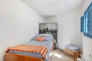 a small bedroom with a bed and a mirror at Casa Bene in Güimar