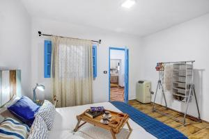 a living room with a couch and a table at Casa Bene in Güimar