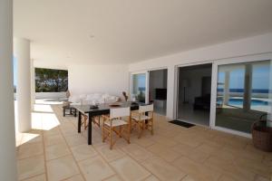 a dining room with a table and chairs at Villa Es Gallinots in Mahón
