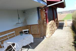 ein Tisch an der Seite eines Gebäudes in der Unterkunft Am Barthelwald in Wilhelmsdorf