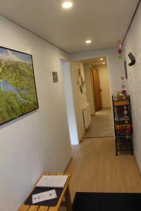 ein Flur mit einem Zimmer, an dessen Wand eine Karte hängt. in der Unterkunft Am Barthelwald in Wilhelmsdorf