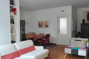 a living room with a white couch and a table at Residenza sul Livenza in Sacile