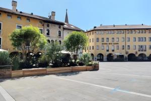 an empty parking lot in front of a building at Residenza sul Livenza in Sacile