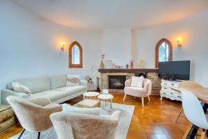 a living room with a couch and a tv at Villa Pura Vida by Easy Brava in Calonge