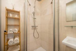 a bathroom with a shower and a sink at Alte Stadtvilla am Weinberg 2 in Traben-Trarbach +16 photos