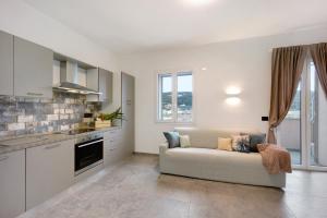 a living room with a couch in a kitchen at Antichi Ricordi - Il Nido in Marina di Andora