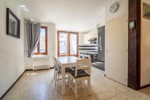 a kitchen and dining room with a table and chairs at Maison de pecheurs in Valras-Plage