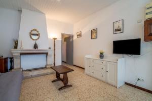 a living room with a television and a fireplace at Maison de pecheurs in Valras-Plage