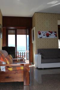 a living room with a bed and a couch at Vista Lago Casa Demonti in Tignale