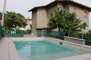 a swimming pool in front of a building at Vista Lago Casa Demonti in Tignale