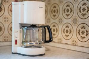 a blender sitting on a counter next to a wall at Lehmann mit Blick aufs Schloss in Gutach