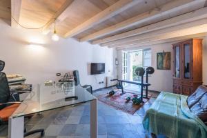 a living room with a glass table and a couch at Ca dei gruppi in Cicagna