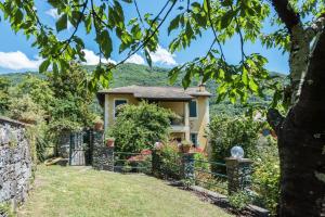 a house with a fence and a garden at Ca dei gruppi in Cicagna