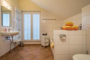 a bathroom with a sink and a toilet with towels at Haus Sonnenseite Wohnung Pfänder in Wasserburg +26 photos
