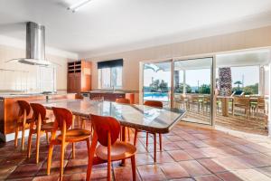 a kitchen and dining room with a table and chairs at Villa Las Rosas in Albufeira