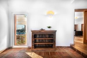 a living room with a fireplace and a mirror at Villa Las Rosas in Albufeira