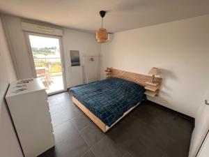 a bedroom with a bed in a room with a window at Appartement T2 Muses in Le Crès +24 photos