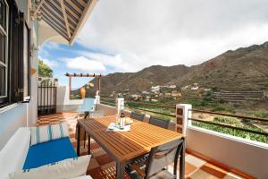 a balcony with a table and chairs and a view at La Huerta in Hermigua