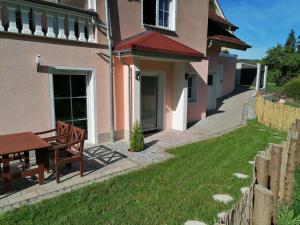 a house with a picnic table and a lawn at Villa am Bacho in Dörzbach