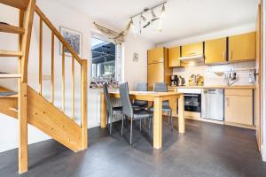 a kitchen and dining room with a wooden table and chairs at Ferienhaus Lütt-Matten in Ostseebad Sellin