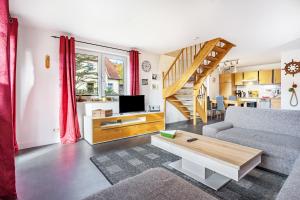 a living room with a couch and a table at Ferienhaus Lütt-Matten in Ostseebad Sellin