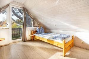 a bed in a room with a window at Ferienhaus Lütt-Matten in Ostseebad Sellin