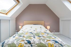 a bedroom with a bed with a bedspread with butterflies at Maison de vacances proche de tout in Quimper