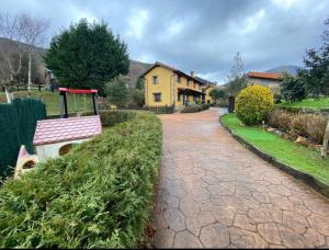 a brick road in front of a house at Los Avellanos Casa 2 in Celis