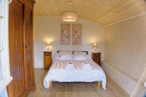 a bedroom with a bed with two towels on it at Le Gite Du Vigneron Périgord in Razac-de-Saussignac