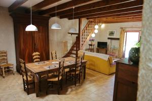 a kitchen and dining room with a table and chairs at Le Gite Du Vigneron Périgord in Razac-de-Saussignac