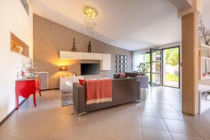 a living room with a couch and a table at Le Loft avec jacuzzi in Saint-Gildas-de-Rhuys