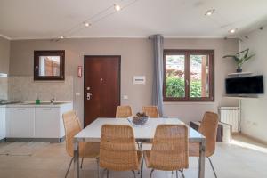 a kitchen and dining room with a table and chairs at C 102 Puntavilla Mare in La Maddalena