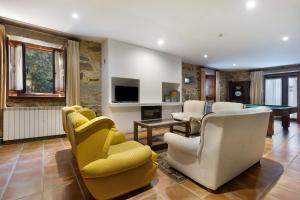 a living room with chairs and a pool table at Quinta Da Ataíde in Rendufe