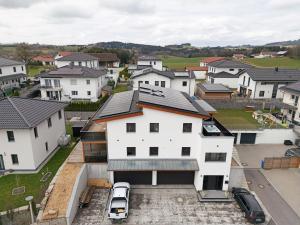 Luftaufnahme eines weißen Hauses in einem Wohnviertel in der Unterkunft Bayerwald Refugium in Schwarzach