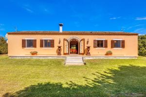 a large house with a large yard at Finca Sa Pova in Alcudia