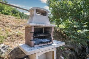 an outdoor brick oven sitting on top of a hill at Colleincanto Appartamento Lina in Gavardo