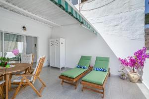 a patio with a table and chairs and a table at Apartamento Danoe 5 in Mogán
