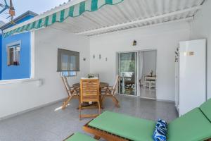 a living room with a table and chairs at Apartamento Danoe 5 in Mogán