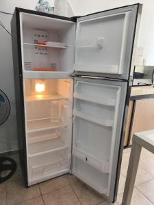 ein leerer Kühlschrank mit offener Tür in einer Küche in der Unterkunft SweetHome con amplio y fresco patio in Tampico
