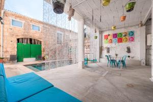 a room with a pool and a table and chairs at Townhouse Can Miquel in Sa Pobla