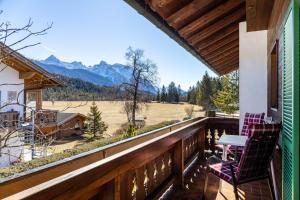 a balcony with a view of the mountains at Alpenblick Tilly - Fewo Soiernsee 4 in Krün