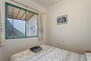 a bedroom with a bed and a window at Apartamento Nayara A in Calera