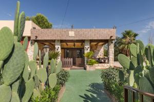 a house with a fence and a yard with cactus at Capricho in Cieza