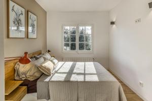 a bedroom with a bed and a window at Villa Les Aulines in Calonge +33 photos