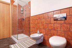 a bathroom with a toilet and a shower and a sink at Bernhouse in Dorio