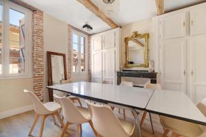 a dining room with a table and chairs at Appartement Graingalet in Carbonne