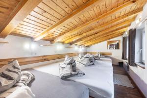 a room with a large bed with pillows at Großes Ferienhaus Engelsdorf in Zweifelscheid