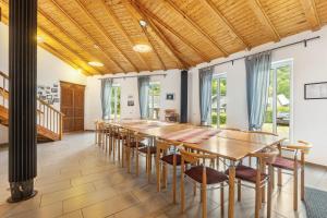 a large dining room with a long table and chairs at Großes Ferienhaus Engelsdorf in Zweifelscheid