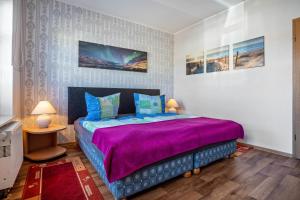 a bedroom with a large bed with purple sheets at Ferienwohnung Blütenzauber in Sagard