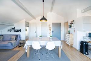 a kitchen and living room with a table and chairs at Charmant T2 centre Capbreton in Capbreton